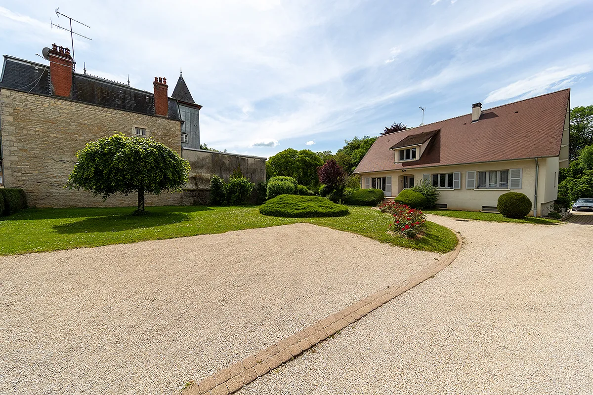 Parking et vue sur le gîte Parc de Jeanne